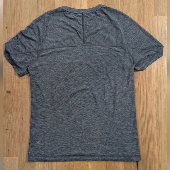 Lululemon Protean Men's Active Short  T-shirt Tee Size S Dark Gray Performance - Picture 4 of 8